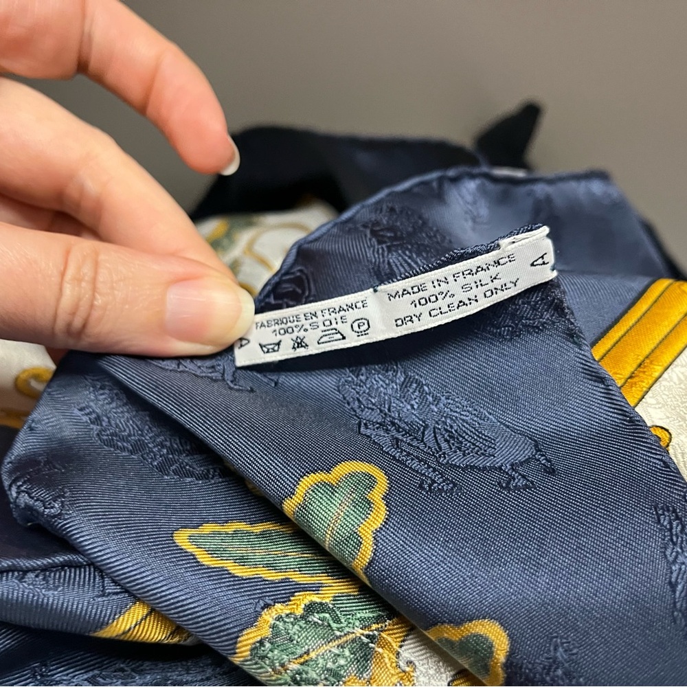 Hermes Carrie 90 Joies d’Hiver silk holiday scarf - Picture 7 of 8